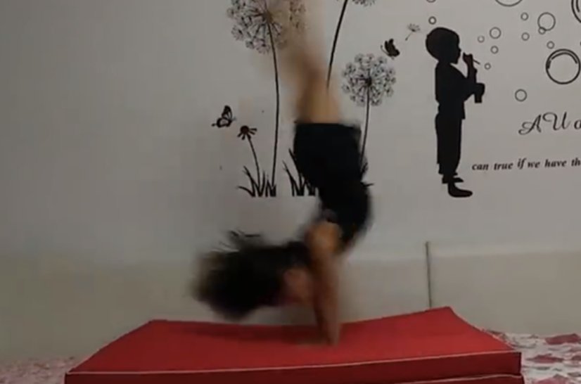 5岁女童1分钟80个后手翻，女孩会不会去参加此类比赛？