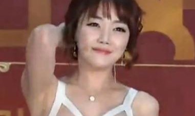 王一博红毯签名时签名笔没水了，明星走红毯都发生过哪些意外状况？