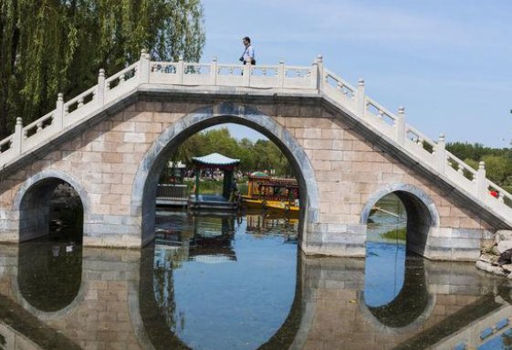 河上有一座什么的桥