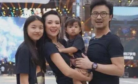 汪峰夫妇深夜现身酒吧，二人婚后的关系一直这么好吗？