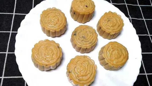 衢州一所小学的小学生卖自制月饼筹款助学，这些月饼的销售情况如何？