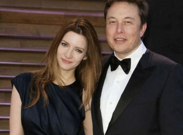 马斯克宣布和怪妹女友分手，他们俩为何分手？