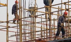 农民工怕弄脏座位坐地上车长一把扶起，车长的文明素养体现在哪？