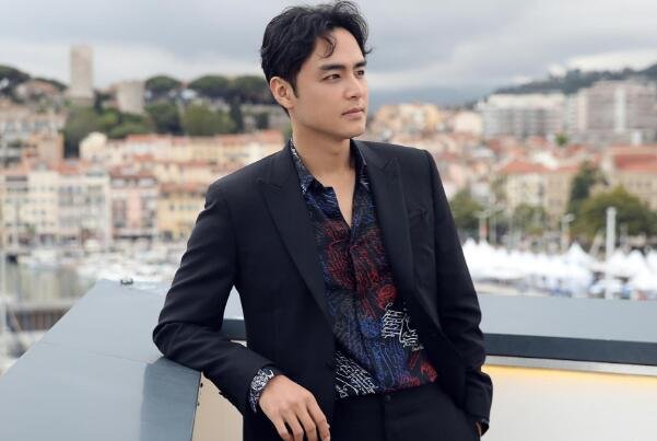 明道化烟熏妆像中毒，40岁留油头秀肌肉，你对此怎么看？