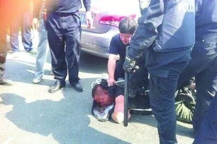 男子校门口持刀行凶致4学生受伤，他会被如何判决？