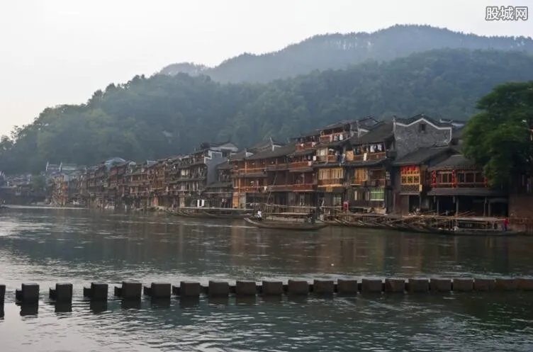 凤凰古城被曝收费 未提前通知额外收取门票是否合法？