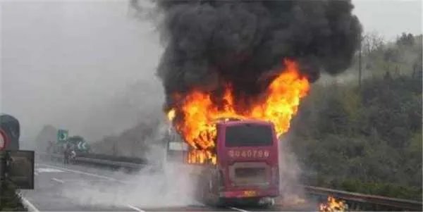 贵州毕节两车追尾起火致7人身亡，灾难到底是怎么发生的？