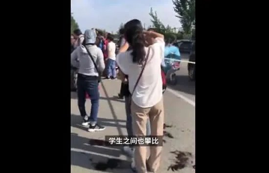 老师回应家长校门口给孩子剪发 网友:为什么非要盯着头发不放?