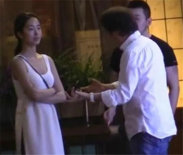 陈金飞对杨采钰很迷恋当街激吻真恶心 为什么说陈金飞毁了杨采钰