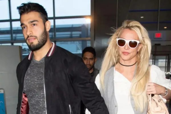 布兰妮宣布与男友订婚，他们是怎么认识的？