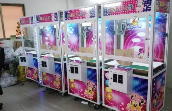 四川一娃娃机里现真娃娃，他到底是从哪里钻进去的？