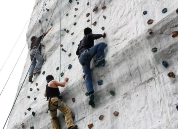 人工攀岩墙一般都是用什么材质制成的？