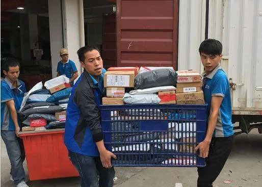 多半快递小哥月收入不超过5000元，为何网友说快递小哥月入过万？