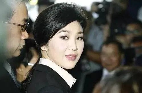 英拉现身英国商场