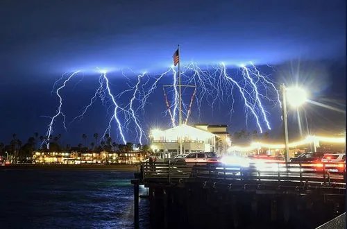 美国加州72小时内遭上万次雷击,这是什么情况?