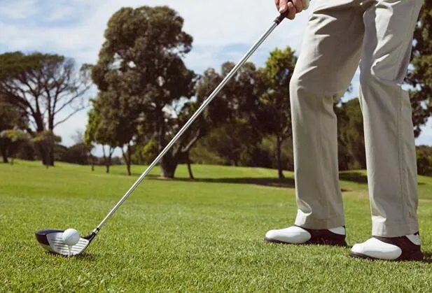 高尔夫球上为什么有“小坑” 高尔夫球上的小坑有什么用