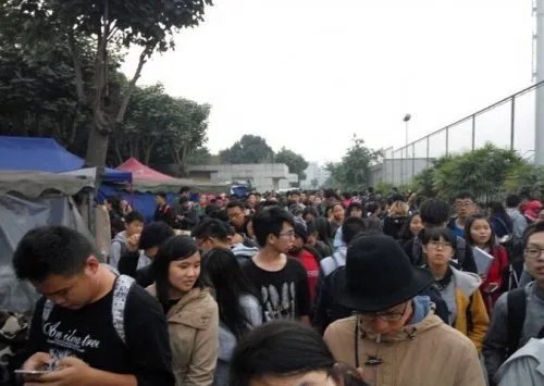 取快递堪比春运 大学生排队领快递