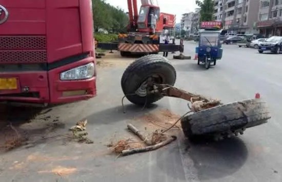 货车两个前轮都没了仍在行驶 现场画面曝光既搞笑又后怕!