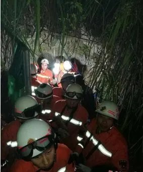 8人被困地下溶洞获救没有?