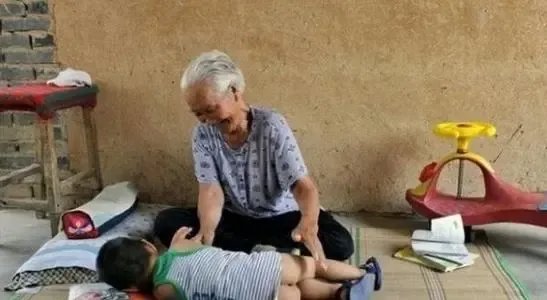 安徽一位奶奶偷窃甩锅孙子,这位老人这么做合适吗?