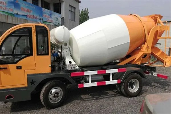 济南水泥罐车侧翻压扁轿车，现场有无造成人员伤亡？