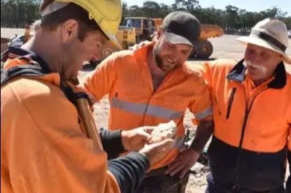 澳大利亚淘金客挖出两块黄金，他是在哪里挖到的？