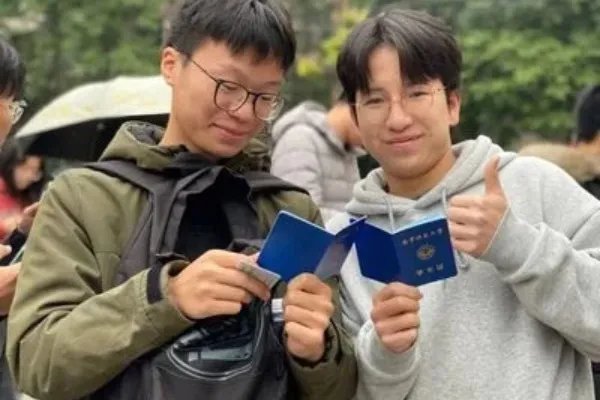 男童疑在下水道放鞭炮被炸身亡,这种案件由谁来承担赔偿责任?