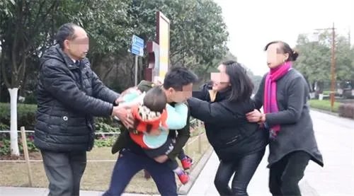 眉山夜市有人偷小孩？警方回应疑似假币纠纷