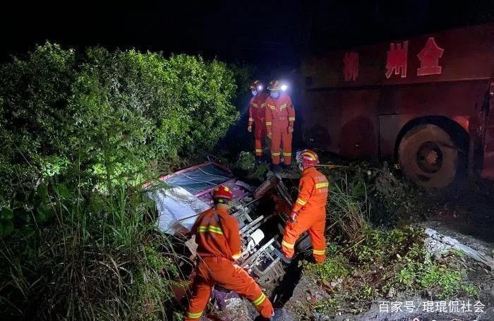 桂林一大客车与三轮车相撞，致3人遇难，导致事故的原因是什么？