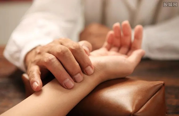 夫妻来沪看病后流浪街头哽咽受访 说多了都是泪