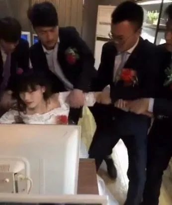 新娘结婚当天网吧开黑 新郎拖都拖不走（图）