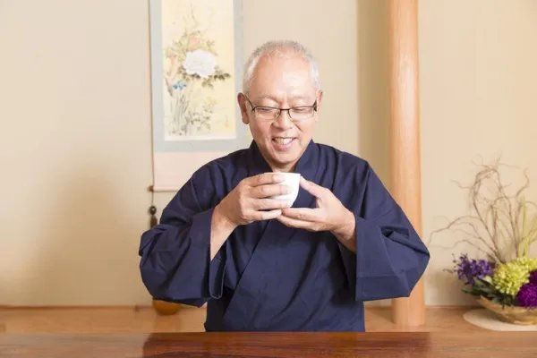 为什么只有中国人爱喝热水?200年前,一英国人找到了答案