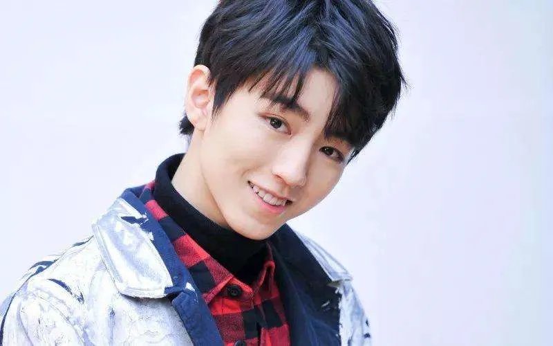 王俊凯只是蹲路障休息，粉丝为何纷纷表示担心？