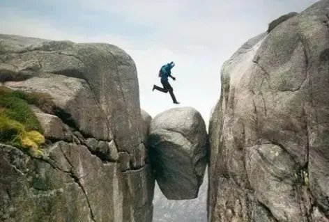 多人悬崖边踩巨石用力摇晃，看得人腿肚子都软了！是否有突发意外的风险？