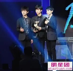 王俊凯被打屁股的图片 为什么王俊凯总摸裤裆游泳下面凸起照片图