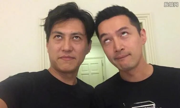 靳东胡歌搞怪合影 对镜吐舌卖萌翻白眼十分开心