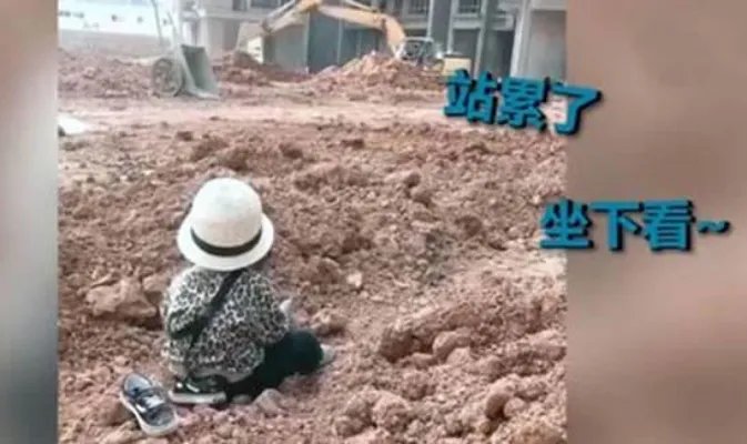 萌娃自带小板凳监工挖掘机 小孩为什么喜欢挖掘机