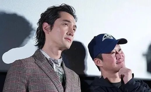 胡歌跪地签名引热议