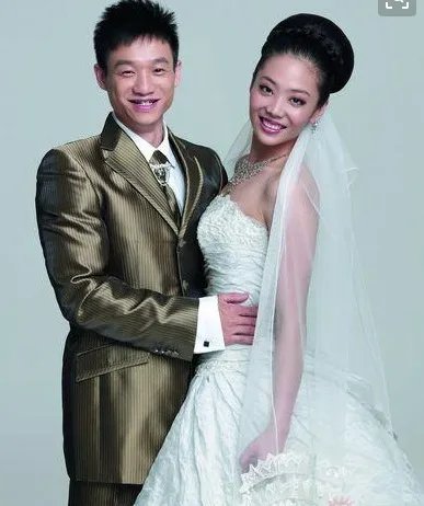 杨威爱妻与爱子合影  全家欢乐令网友艳羡