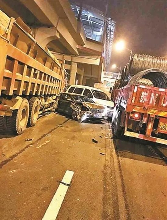 货车失控撞20车 肇事司机自述因急打方向导致失控