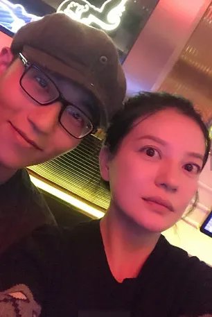 赵薇素颜为员工庆生 嘟嘴献吻与寿星玩亲亲