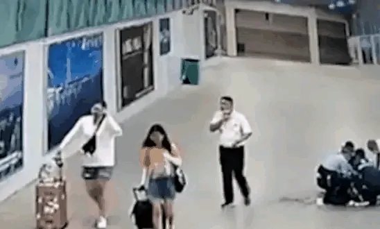 医学生救人无效遭恶评后,学校将授她们特别奖。你如何看此事?