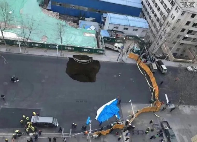 青岛地铁塌方 由中铁十局承建目前正在抢险