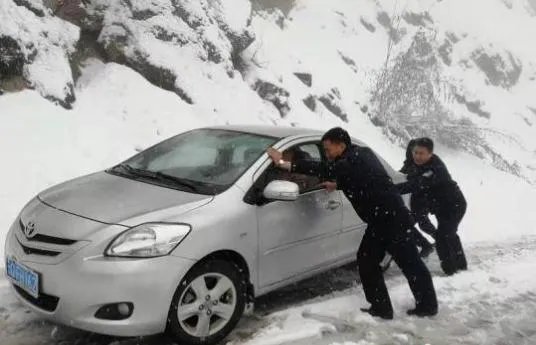 云南怒江突降大雪 3小时救援被困的147人