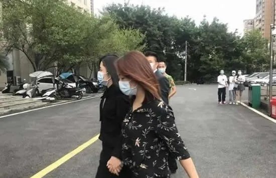 谭松韵现身妈妈被撞案庭审 现场画面曝光一身黑衣神情严肃