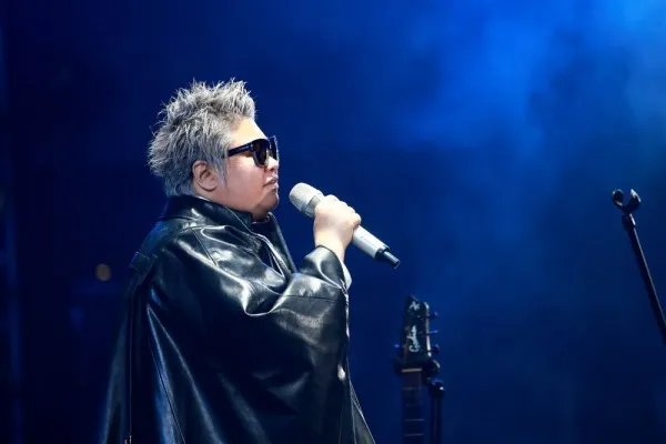 韩红首尔晒自拍  网友评说越活越年轻