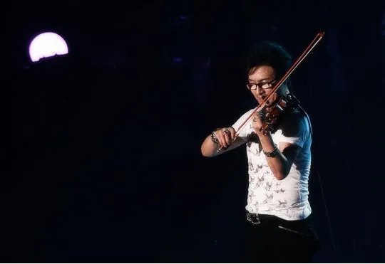 汪峰鸟巢演唱会座无虚席 爆棚人数挤瘫四环路！