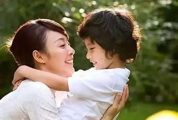 同性伴侣争抚养权案宣判,卵子提供者败诉,你认为孩子该判给谁?