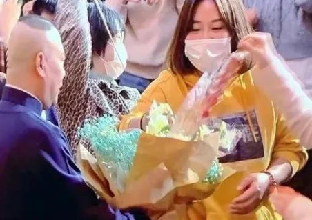 郭德纲给女粉丝送冰糖葫芦花，你怎样看待这样的礼物？