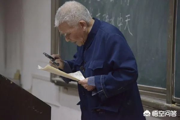 老教授94岁站立讲课你怎么看？